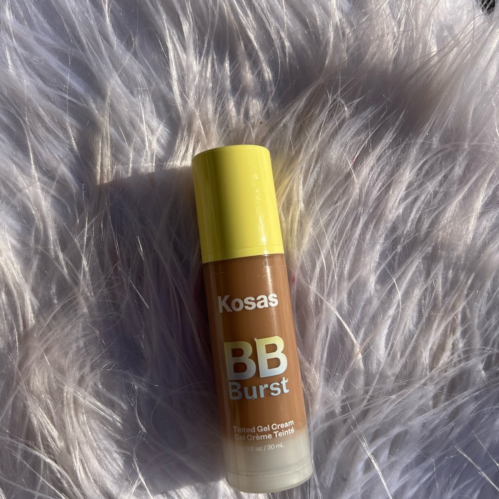 BB Burst
Tinted Gel Cream
Deep Warm 40
Deep with warm undertones - Picture 4 of 6